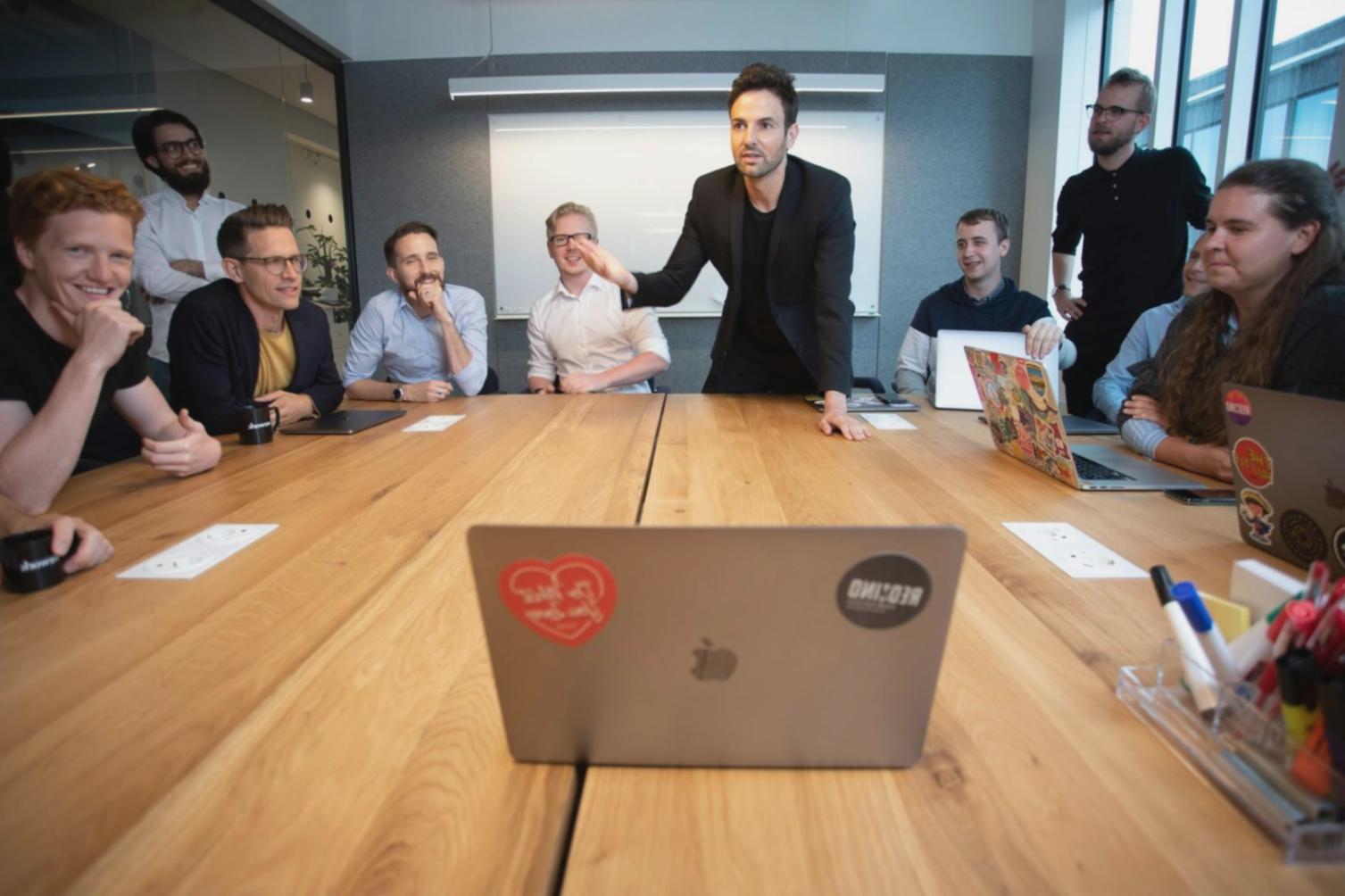 Professioneller Workshop-Raum mit Finanzplanungstools